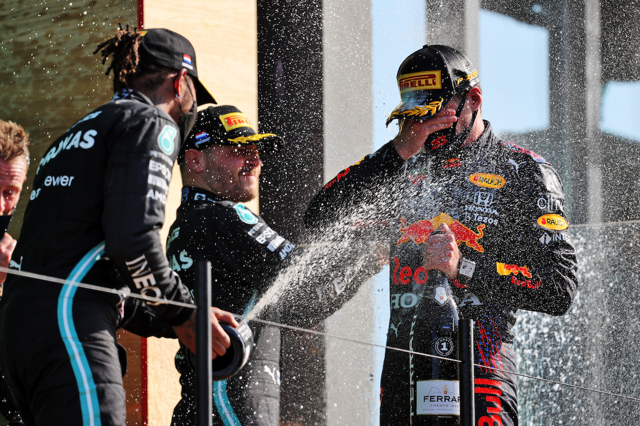 GP OLANDA, The podium (L to R): second placed Lewis Hamilton (GBR) Mercedes AMG F1 celebrates with third placed Valtteri Bottas (FIN) Mercedes AMG F1 e vincitore Max Verstappen (NLD) Red Bull Racing.
05.09.2021. Formula 1 World Championship, Rd 13, Dutch Grand Prix, Zandvoort, Netherlands, Gara Day.
- www.xpbimages.com, EMail: requests@xpbimages.com © Copyright: Moy / XPB Images