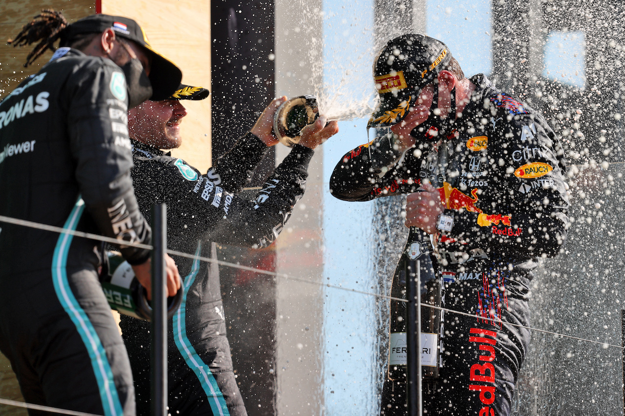 GP OLANDA, The podium (L to R): second placed Lewis Hamilton (GBR) Mercedes AMG F1 celebrates with third placed Valtteri Bottas (FIN) Mercedes AMG F1 e vincitore Max Verstappen (NLD) Red Bull Racing.
05.09.2021. Formula 1 World Championship, Rd 13, Dutch Grand Prix, Zandvoort, Netherlands, Gara Day.
- www.xpbimages.com, EMail: requests@xpbimages.com © Copyright: Moy / XPB Images