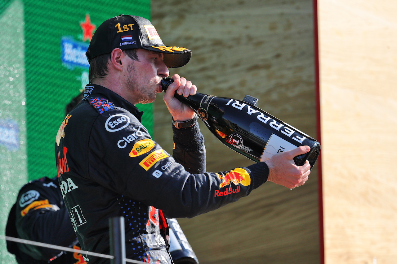 GP OLANDA, Gara winner Max Verstappen (NLD) Red Bull Racing celebrates on the podium.
05.09.2021. Formula 1 World Championship, Rd 13, Dutch Grand Prix, Zandvoort, Netherlands, Gara Day.
- www.xpbimages.com, EMail: requests@xpbimages.com © Copyright: Moy / XPB Images
