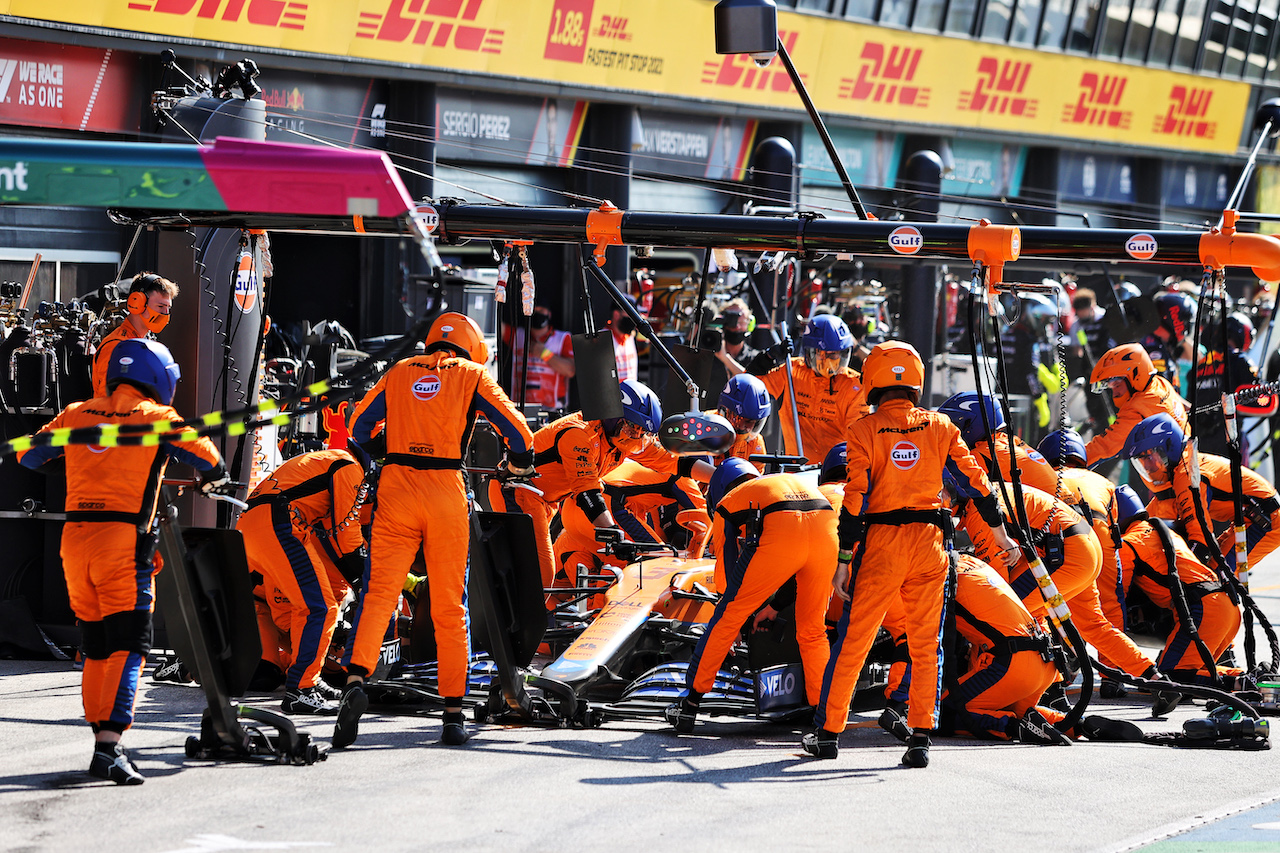 GP OLANDA, Daniel Ricciardo (AUS) McLaren MCL35M makes a pit stop.
05.09.2021. Formula 1 World Championship, Rd 13, Dutch Grand Prix, Zandvoort, Netherlands, Gara Day.
- www.xpbimages.com, EMail: requests@xpbimages.com © Copyright: Moy / XPB Images