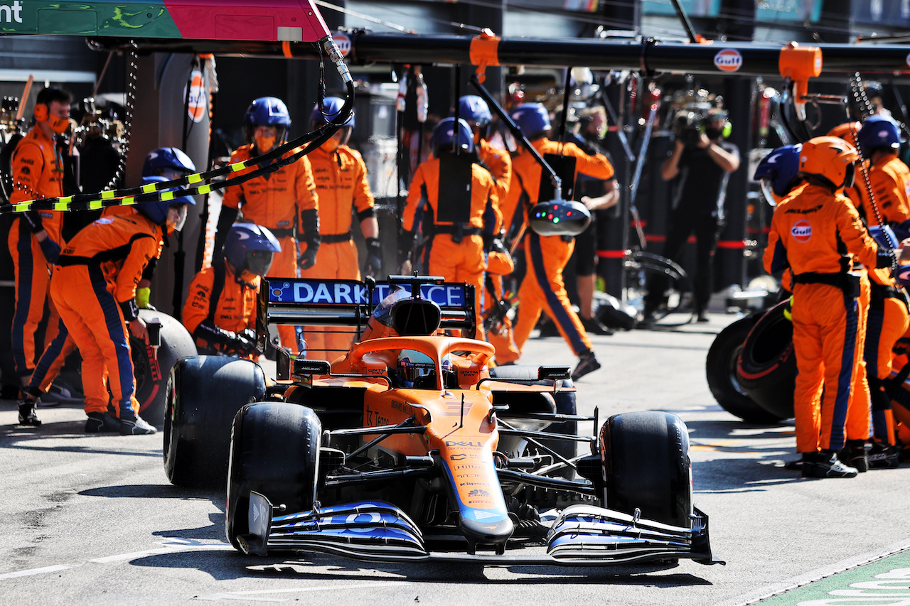GP OLANDA, Daniel Ricciardo (AUS) McLaren MCL35M makes a pit stop.
05.09.2021. Formula 1 World Championship, Rd 13, Dutch Grand Prix, Zandvoort, Netherlands, Gara Day.
- www.xpbimages.com, EMail: requests@xpbimages.com © Copyright: Moy / XPB Images