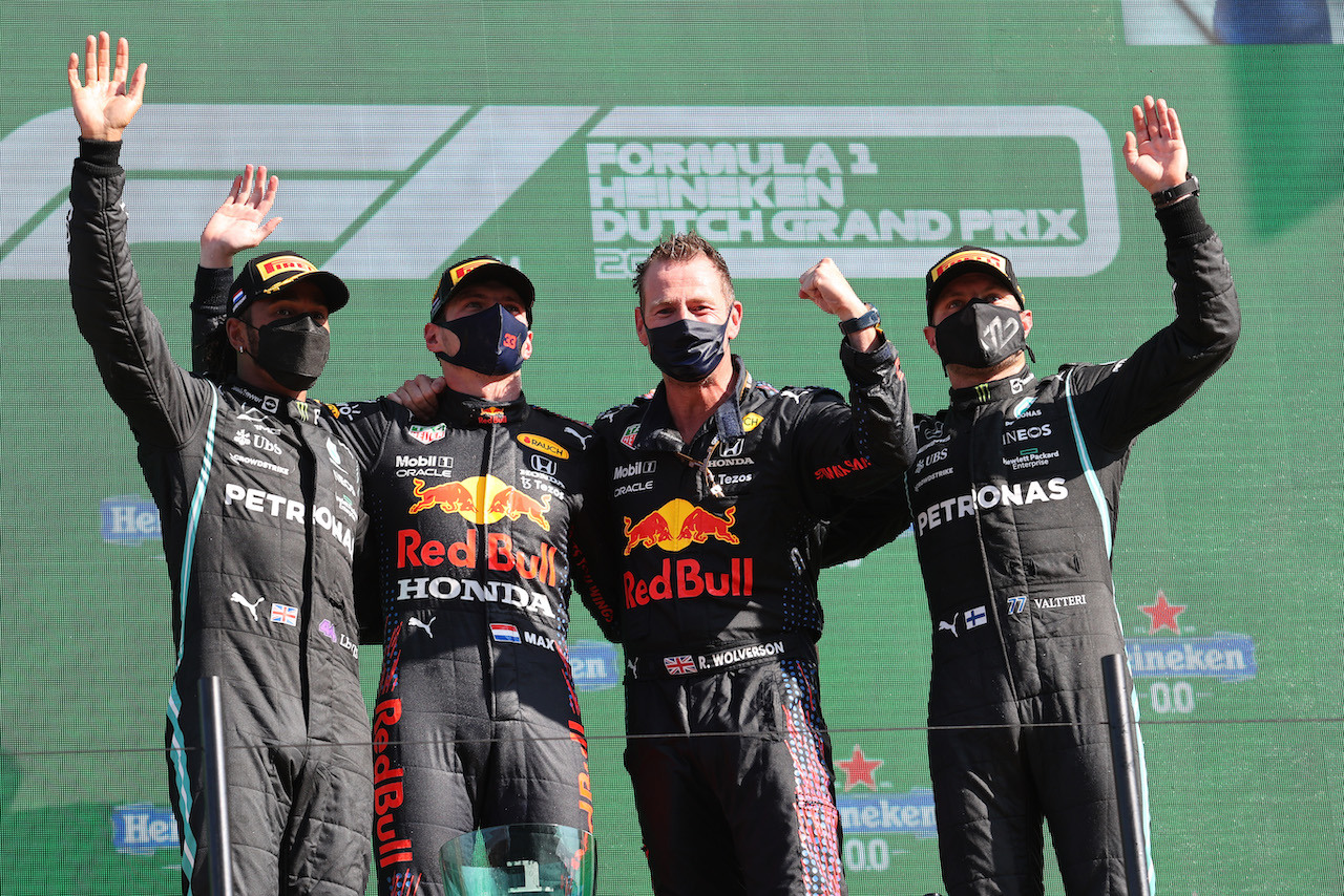 GP OLANDA, Lewis Hamilton (GBR), Mercedes AMG F1 , Max Verstappen (NLD), Red Bull Racing e Valtteri Bottas (FIN), Mercedes AMG F1 
05.09.2021. Formula 1 World Championship, Rd 13, Dutch Grand Prix, Zandvoort, Netherlands, Gara Day.
- www.xpbimages.com, EMail: requests@xpbimages.com ¬© Copyright: Charniaux / XPB Images