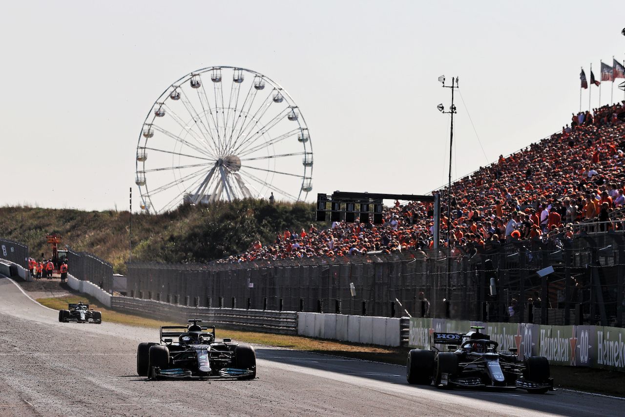 GP OLANDA, (L to R): Lewis Hamilton (GBR) Mercedes AMG F1 W12 e Pierre Gasly (FRA) AlphaTauri AT02.
05.09.2021. Formula 1 World Championship, Rd 13, Dutch Grand Prix, Zandvoort, Netherlands, Gara Day.
- www.xpbimages.com, EMail: requests@xpbimages.com © Copyright: Moy / XPB Images