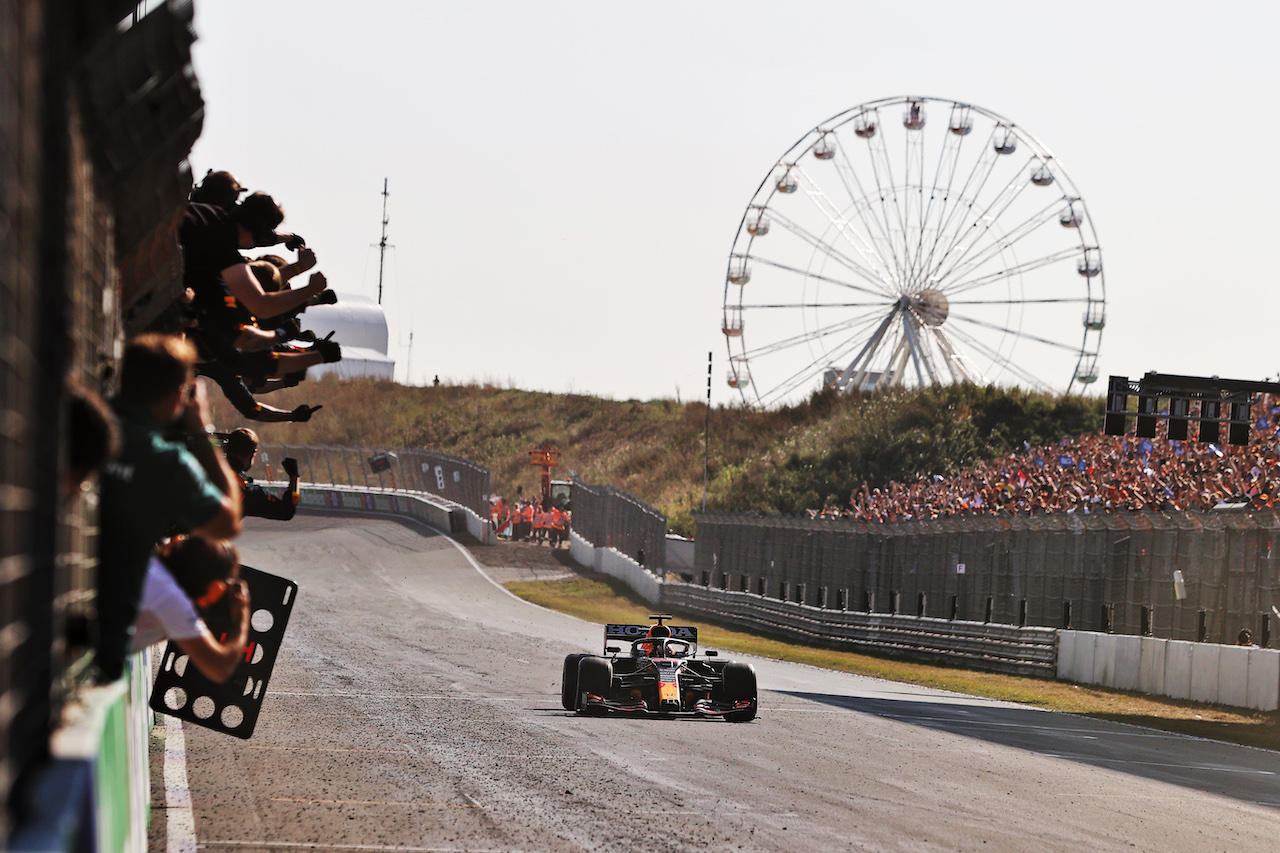 GP OLANDA, Gara winner Max Verstappen (NLD) Red Bull Racing RB16B celebrates with the team at the end of the race.
05.09.2021. Formula 1 World Championship, Rd 13, Dutch Grand Prix, Zandvoort, Netherlands, Gara Day.
- www.xpbimages.com, EMail: requests@xpbimages.com © Copyright: Moy / XPB Images