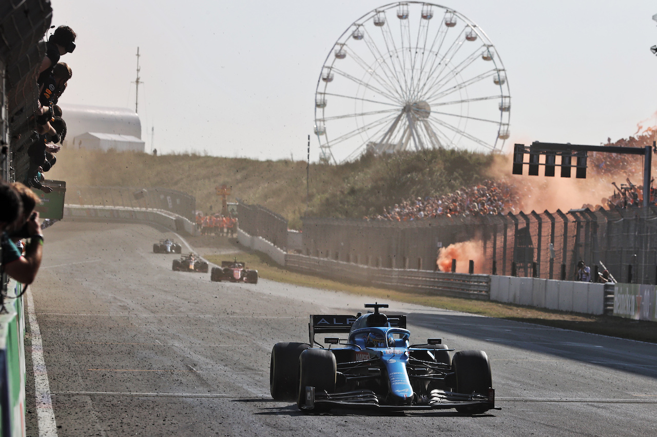 GP OLANDA, Fernando Alonso (ESP) Alpine F1 Team A521 at the end of the race.
05.09.2021. Formula 1 World Championship, Rd 13, Dutch Grand Prix, Zandvoort, Netherlands, Gara Day.
- www.xpbimages.com, EMail: requests@xpbimages.com © Copyright: Moy / XPB Images