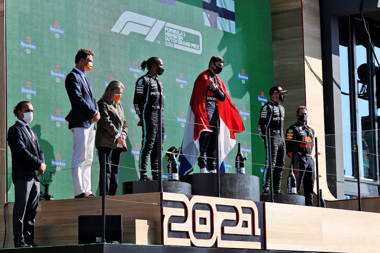 GP OLANDA, The podium (L to R): Lewis Hamilton (GBR) Mercedes AMG F1, second; Max Verstappen (NLD) Red Bull Racing, vincitore; Valtteri Bottas (FIN) Mercedes AMG F1, third.
05.09.2021. Formula 1 World Championship, Rd 13, Dutch Grand Prix, Zandvoort, Netherlands, Gara Day.
- www.xpbimages.com, EMail: requests@xpbimages.com © Copyright: Moy / XPB Images