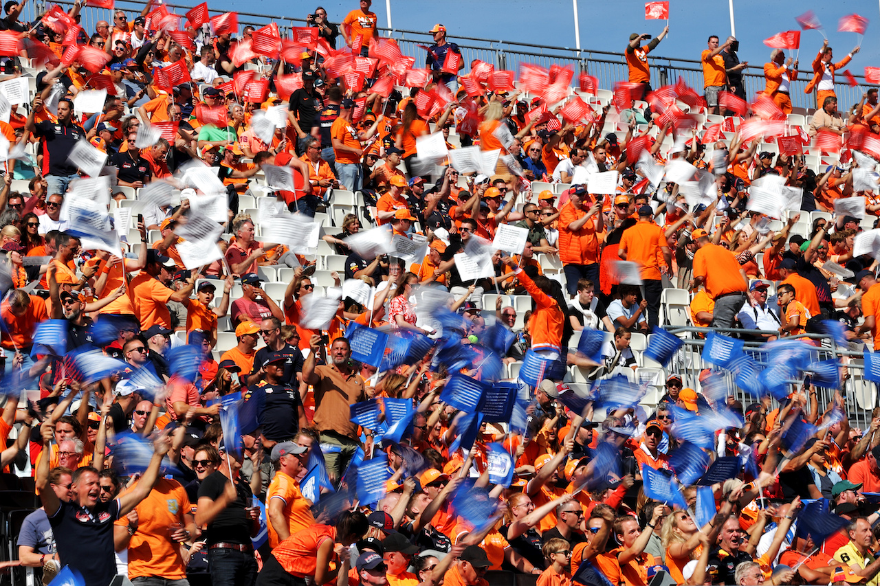 GP OLANDA, Circuit Atmosfera - fans in the grandstand.
05.09.2021. Formula 1 World Championship, Rd 13, Dutch Grand Prix, Zandvoort, Netherlands, Gara Day.
- www.xpbimages.com, EMail: requests@xpbimages.com © Copyright: Moy / XPB Images