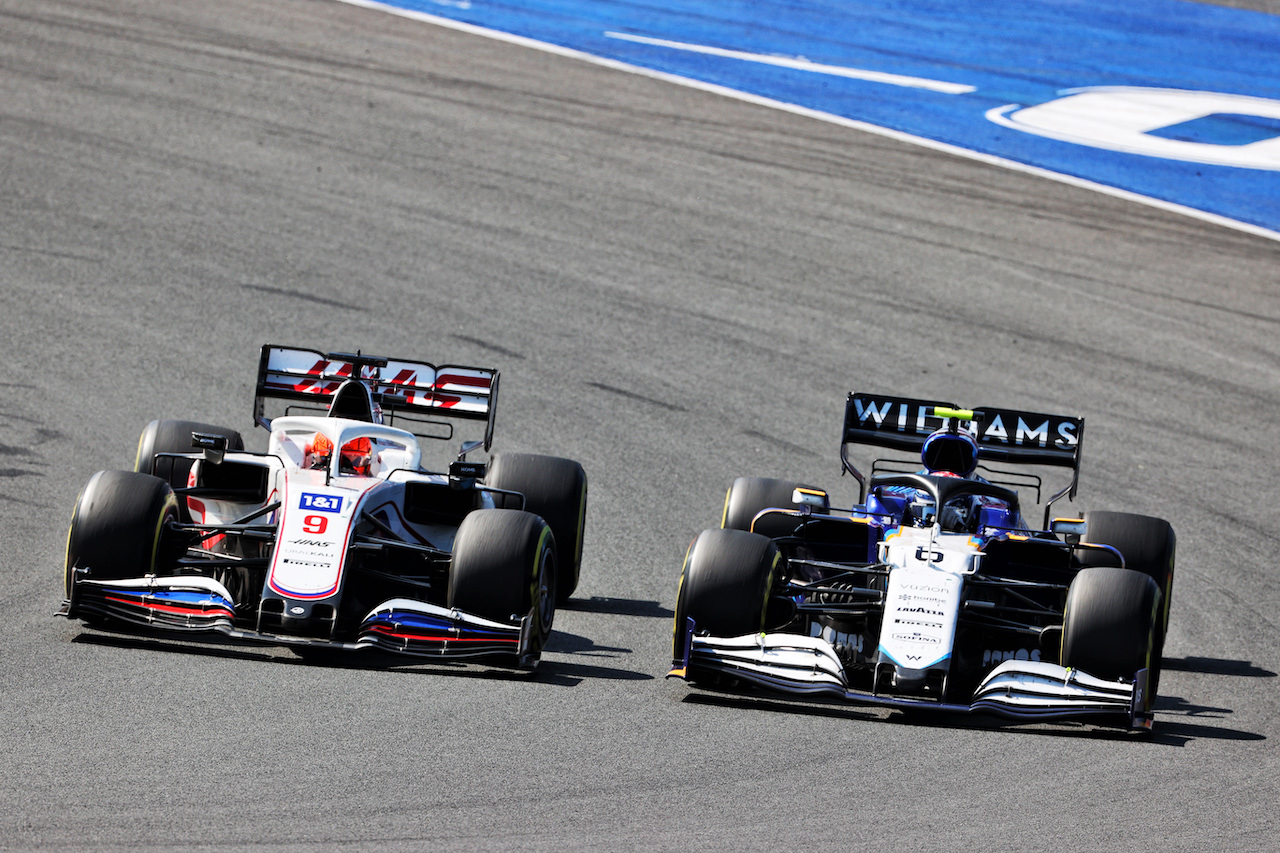 GP OLANDA, Nikita Mazepin (RUS) Haas F1 Team VF-21 e Nicholas Latifi (CDN) Williams Racing FW43B battle for position.
05.09.2021. Formula 1 World Championship, Rd 13, Dutch Grand Prix, Zandvoort, Netherlands, Gara Day.
- www.xpbimages.com, EMail: requests@xpbimages.com © Copyright: Batchelor / XPB Images