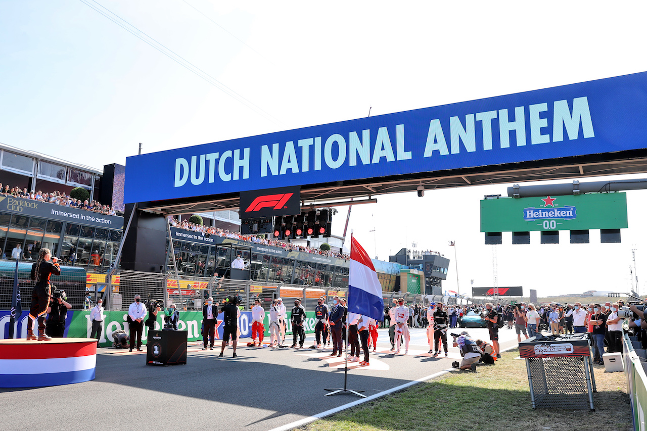 GP OLANDA, Drivers as the grid observes the national anthem.
05.09.2021. Formula 1 World Championship, Rd 13, Dutch Grand Prix, Zandvoort, Netherlands, Gara Day.
- www.xpbimages.com, EMail: requests@xpbimages.com © Copyright: Batchelor / XPB Images