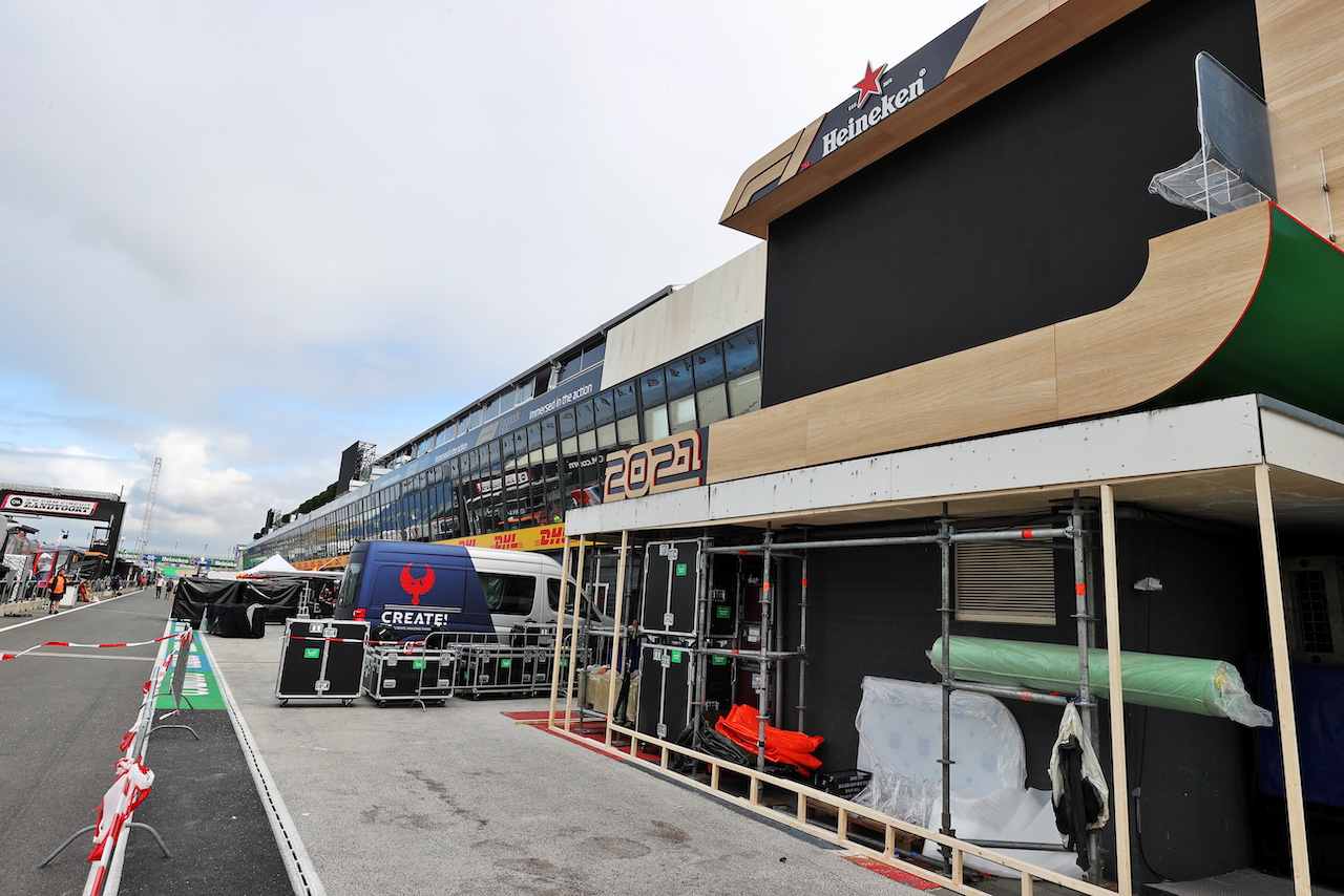 GP OLANDA, Pit Atmosfera - podium construction.
01.09.2021. Formula 1 World Championship, Rd 13, Dutch Grand Prix, Zandvoort, Netherlands, Preparation Day.
- www.xpbimages.com, EMail: requests@xpbimages.com © Copyright: Moy / XPB Images