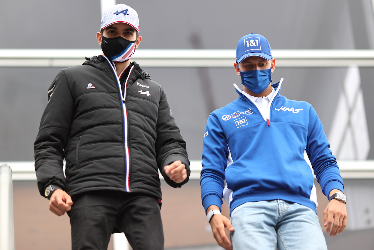GP OLANDA, Esteban Ocon (FRA), Alpine F1 Team e Mick Schumacher (GER), Haas F1 Team 
02.09.2021. Formula 1 World Championship, Rd 13, Dutch Grand Prix, Zandvoort, Netherlands, Preparation Day.
- www.xpbimages.com, EMail: requests@xpbimages.com ¬© Copyright: Charniaux / XPB Images