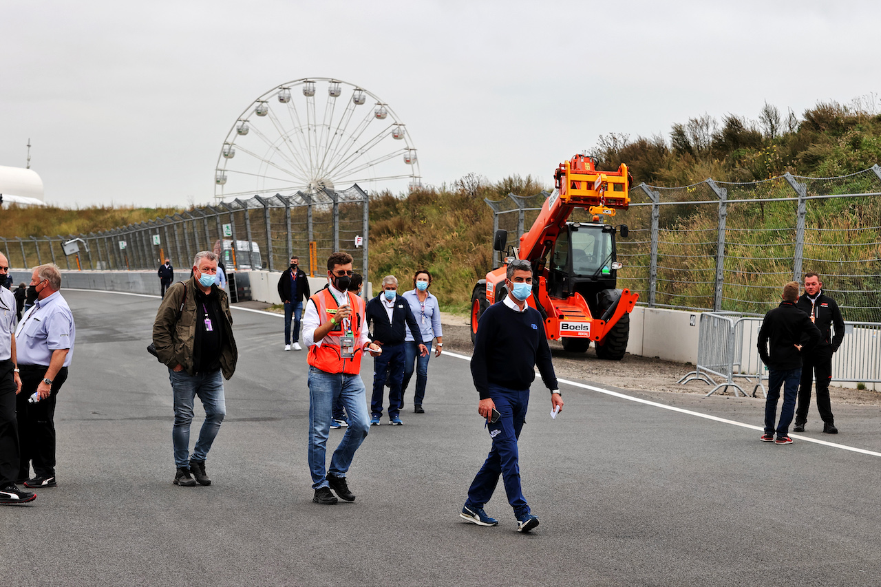 GP OLANDA, Michael Masi (AUS) FIA Gara Director walks the circuit.
02.09.2021. Formula 1 World Championship, Rd 13, Dutch Grand Prix, Zandvoort, Netherlands, Preparation Day.
- www.xpbimages.com, EMail: requests@xpbimages.com © Copyright: Moy / XPB Images