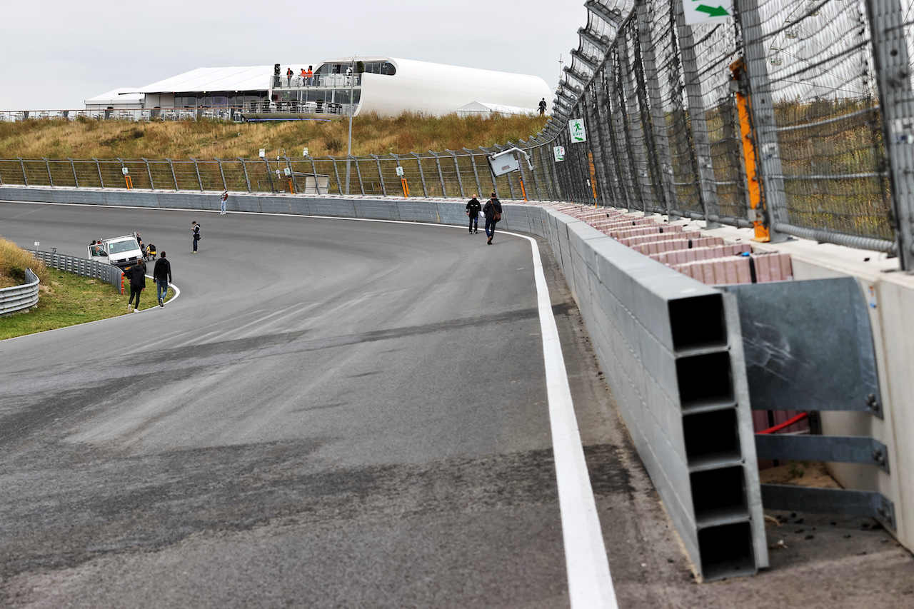 GP OLANDA, Circuit Atmosfera - the final corner.
02.09.2021. Formula 1 World Championship, Rd 13, Dutch Grand Prix, Zandvoort, Netherlands, Preparation Day.
- www.xpbimages.com, EMail: requests@xpbimages.com © Copyright: Moy / XPB Images