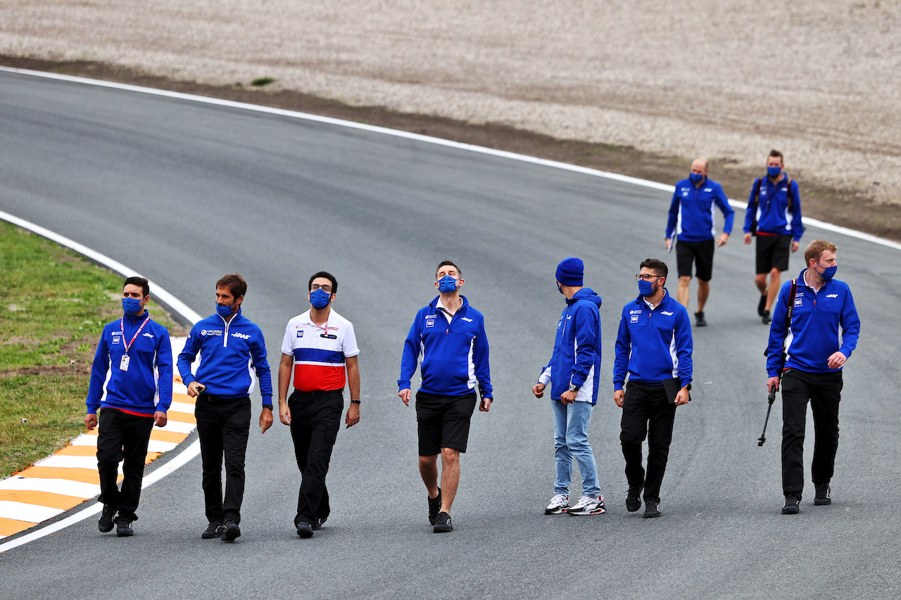 GP OLANDA, Mick Schumacher (GER) Haas F1 Team walks the circuit with the team.
02.09.2021. Formula 1 World Championship, Rd 13, Dutch Grand Prix, Zandvoort, Netherlands, Preparation Day.
- www.xpbimages.com, EMail: requests@xpbimages.com © Copyright: Moy / XPB Images