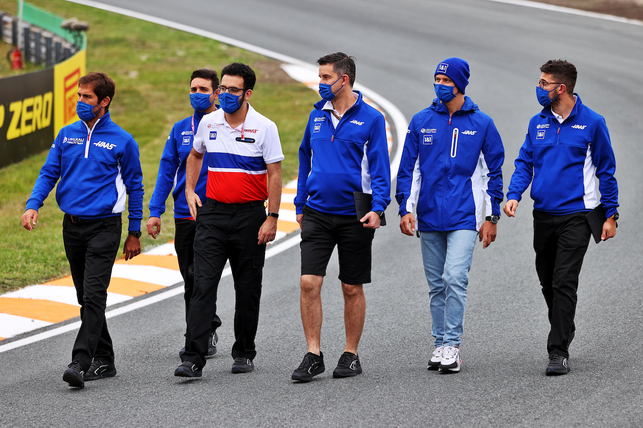 GP OLANDA, Mick Schumacher (GER) Haas F1 Team walks the circuit with the team.
02.09.2021. Formula 1 World Championship, Rd 13, Dutch Grand Prix, Zandvoort, Netherlands, Preparation Day.
- www.xpbimages.com, EMail: requests@xpbimages.com © Copyright: Moy / XPB Images