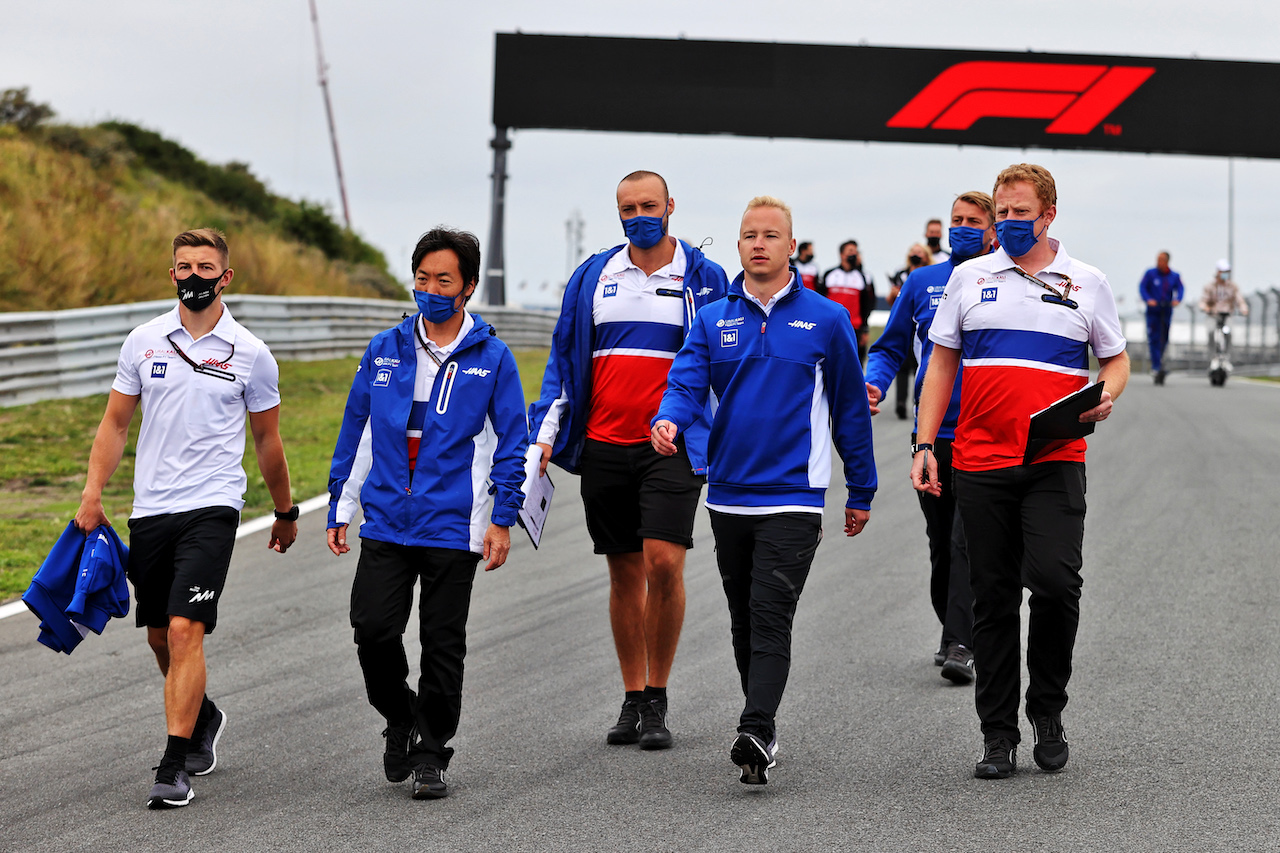 GP OLANDA, Nikita Mazepin (RUS) Haas F1 Team walks the circuit with the team.
02.09.2021. Formula 1 World Championship, Rd 13, Dutch Grand Prix, Zandvoort, Netherlands, Preparation Day.
- www.xpbimages.com, EMail: requests@xpbimages.com © Copyright: Moy / XPB Images