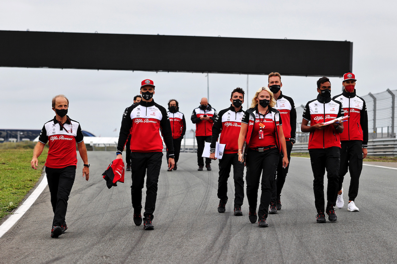 GP OLANDA, Antonio Giovinazzi (ITA) Alfa Romeo Racing walks the circuit with the team.
02.09.2021. Formula 1 World Championship, Rd 13, Dutch Grand Prix, Zandvoort, Netherlands, Preparation Day.
- www.xpbimages.com, EMail: requests@xpbimages.com © Copyright: Moy / XPB Images