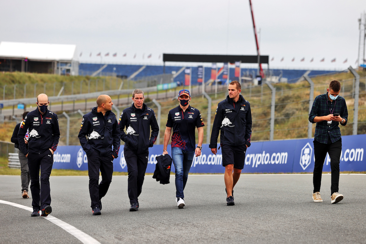 GP OLANDA, Max Verstappen (NLD) Red Bull Racing walks the circuit with the team.
02.09.2021. Formula 1 World Championship, Rd 13, Dutch Grand Prix, Zandvoort, Netherlands, Preparation Day.
- www.xpbimages.com, EMail: requests@xpbimages.com © Copyright: Moy / XPB Images