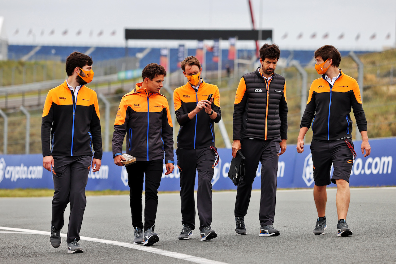 GP OLANDA, Lando Norris (GBR) McLaren walks the circuit with the team.
02.09.2021. Formula 1 World Championship, Rd 13, Dutch Grand Prix, Zandvoort, Netherlands, Preparation Day.
- www.xpbimages.com, EMail: requests@xpbimages.com © Copyright: Moy / XPB Images
