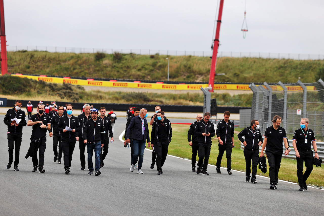GP OLANDA, Fernando Alonso (ESP) Alpine F1 Team walks the circuit with the team.
02.09.2021. Formula 1 World Championship, Rd 13, Dutch Grand Prix, Zandvoort, Netherlands, Preparation Day.
- www.xpbimages.com, EMail: requests@xpbimages.com © Copyright: Moy / XPB Images