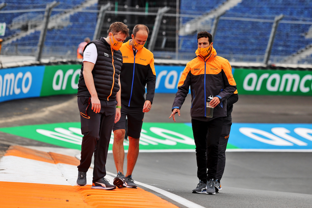 GP OLANDA, Daniel Ricciardo (AUS) McLaren walks the circuit with the team.
02.09.2021. Formula 1 World Championship, Rd 13, Dutch Grand Prix, Zandvoort, Netherlands, Preparation Day.
- www.xpbimages.com, EMail: requests@xpbimages.com © Copyright: Moy / XPB Images