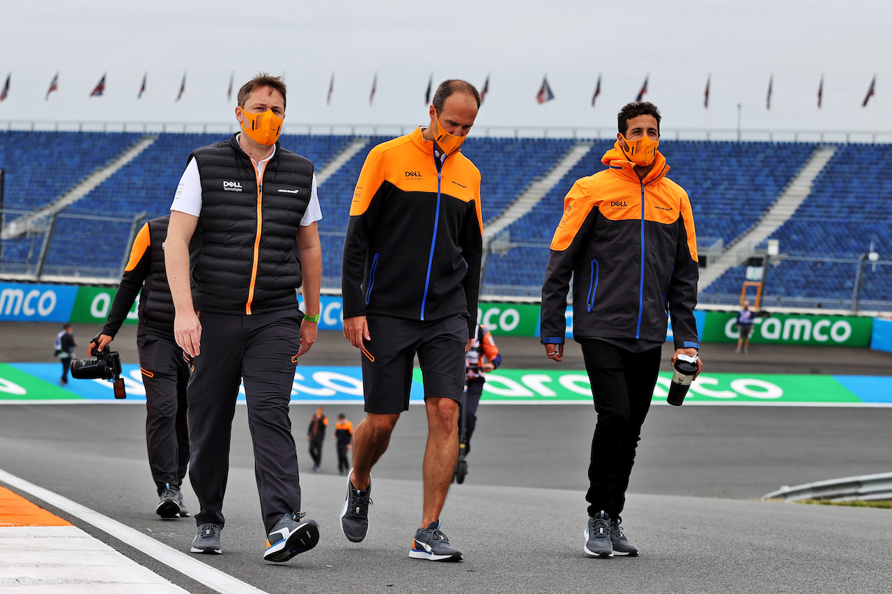 GP OLANDA, Daniel Ricciardo (AUS) McLaren walks the circuit with the team.
02.09.2021. Formula 1 World Championship, Rd 13, Dutch Grand Prix, Zandvoort, Netherlands, Preparation Day.
- www.xpbimages.com, EMail: requests@xpbimages.com © Copyright: Moy / XPB Images