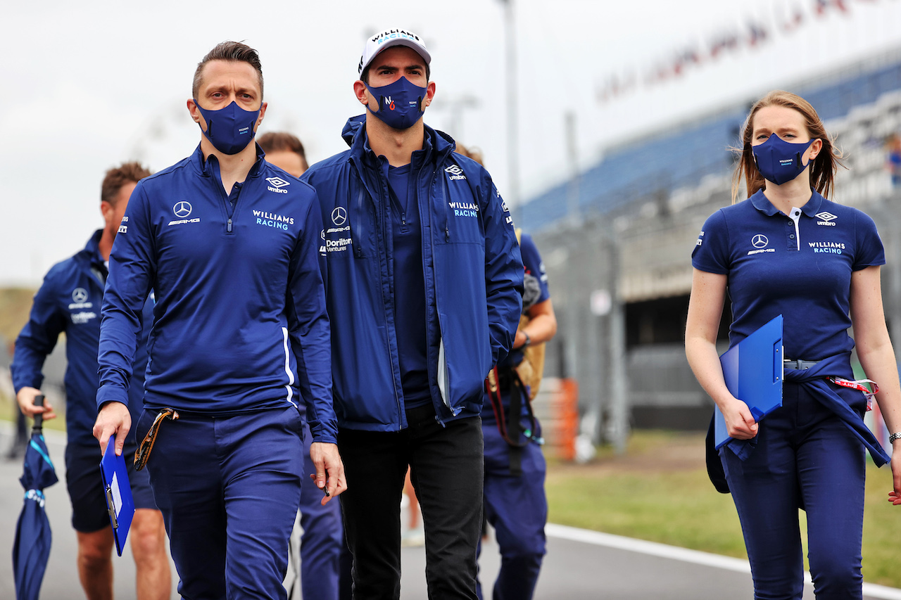 GP OLANDA, Nicholas Latifi (CDN) Williams Racing walks the circuit with the team.
02.09.2021. Formula 1 World Championship, Rd 13, Dutch Grand Prix, Zandvoort, Netherlands, Preparation Day.
- www.xpbimages.com, EMail: requests@xpbimages.com © Copyright: Batchelor / XPB Images