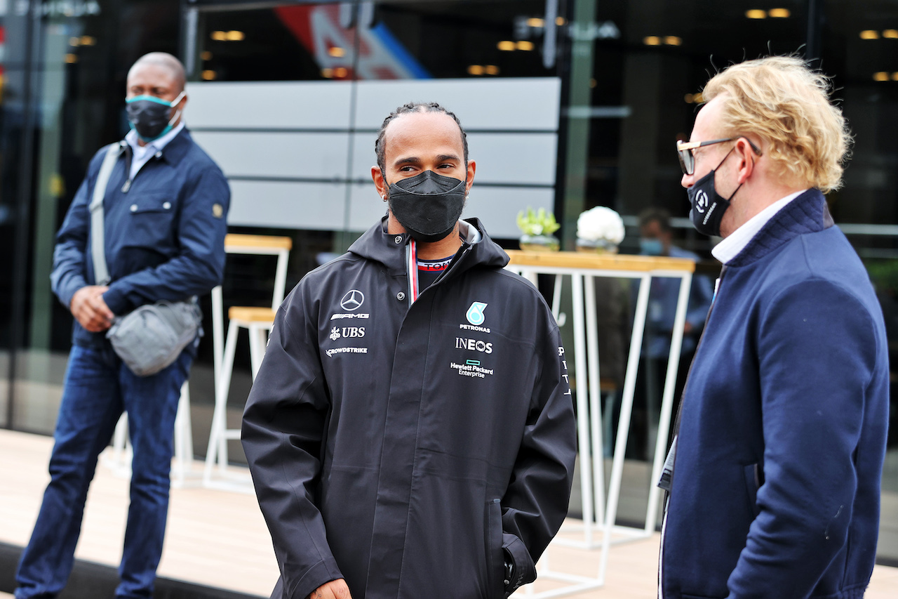 GP OLANDA, (L to R): Lewis Hamilton (GBR) Mercedes AMG F1 with Prince Bernhard of Orange-Nassau, van Vollenhoven (NLD) Zandvoort Circuit Co-Owner.
02.09.2021. Formula 1 World Championship, Rd 13, Dutch Grand Prix, Zandvoort, Netherlands, Preparation Day.
- www.xpbimages.com, EMail: requests@xpbimages.com © Copyright: Moy / XPB Images