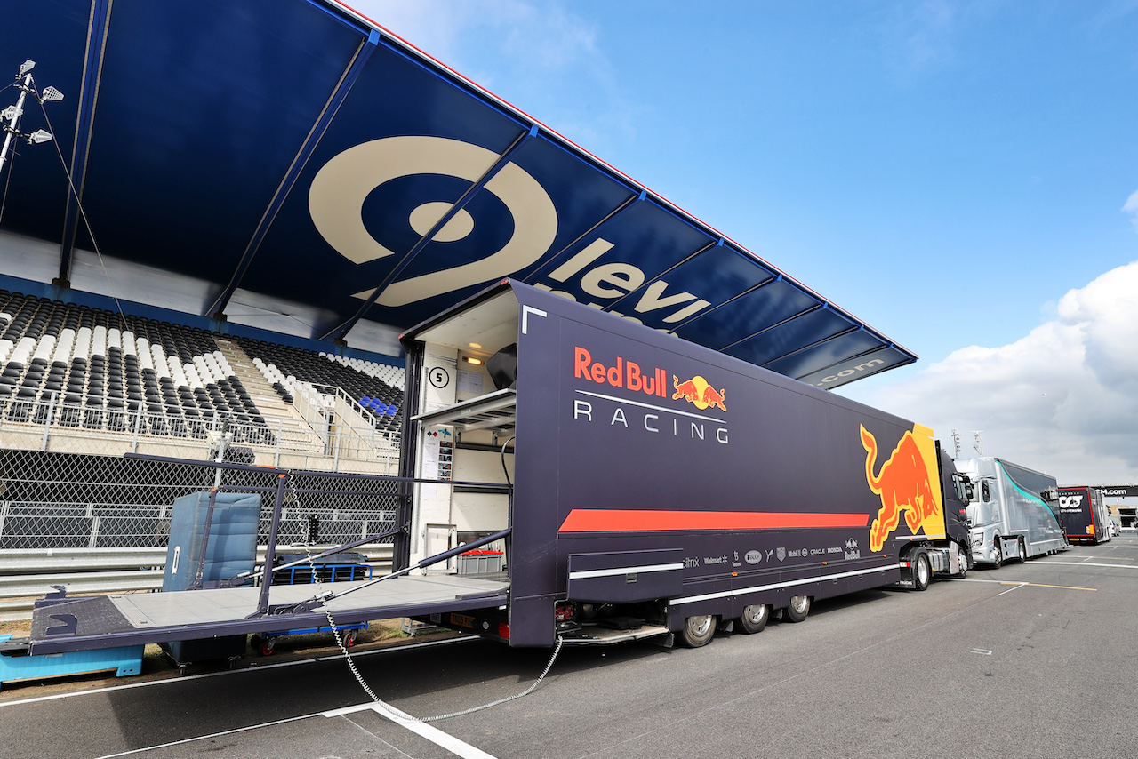 GP OLANDA, Circuit Atmosfera - Red Bull Racing truck.
01.09.2021. Formula 1 World Championship, Rd 13, Dutch Grand Prix, Zandvoort, Netherlands, Preparation Day.
- www.xpbimages.com, EMail: requests@xpbimages.com © Copyright: Moy / XPB Images