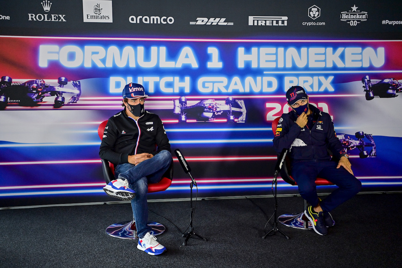 GP OLANDA, (L to R): Fernando Alonso (ESP) Alpine F1 Team e Sergio Perez (MEX) Red Bull Racing in the FIA Press Conference.
02.09.2021. Formula 1 World Championship, Rd 13, Dutch Grand Prix, Zandvoort, Netherlands, Preparation Day.
- www.xpbimages.com, EMail: requests@xpbimages.com © Copyright: FIA Pool Image for Editorial Use Only