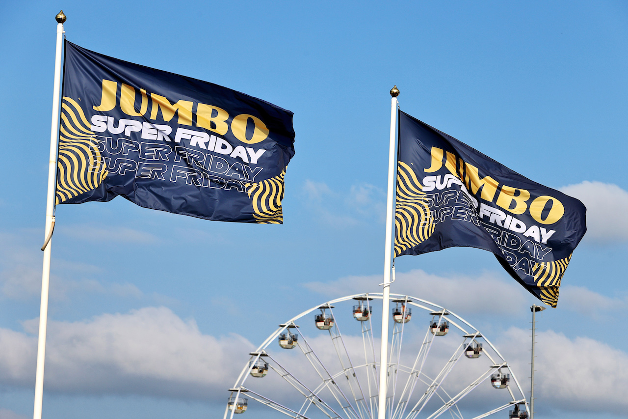 GP OLANDA, Circuit Atmosfera - Jumbo flags.
02.09.2021. Formula 1 World Championship, Rd 13, Dutch Grand Prix, Zandvoort, Netherlands, Preparation Day.
- www.xpbimages.com, EMail: requests@xpbimages.com © Copyright: Moy / XPB Images