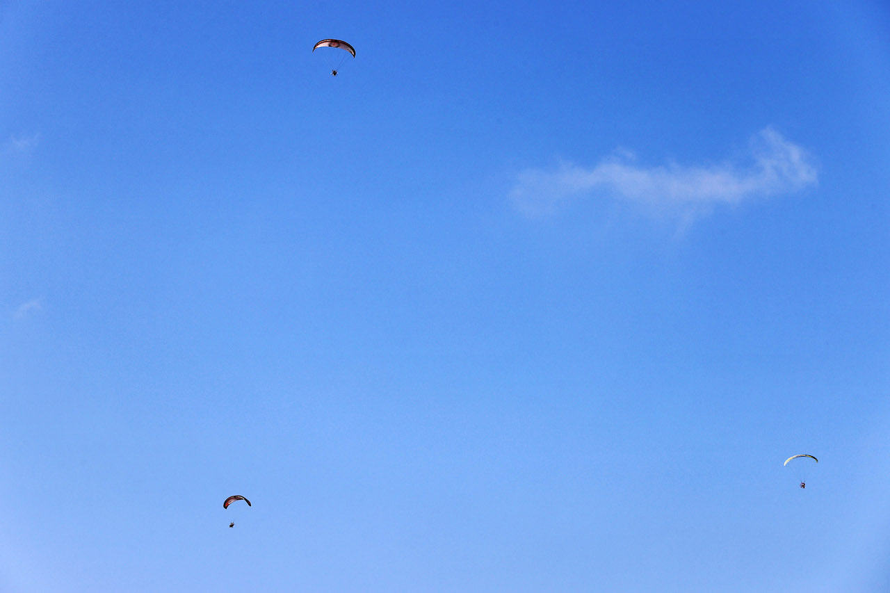 GP OLANDA, Circuit Atmosfera - Parachutists.
02.09.2021. Formula 1 World Championship, Rd 13, Dutch Grand Prix, Zandvoort, Netherlands, Preparation Day.
- www.xpbimages.com, EMail: requests@xpbimages.com © Copyright: Moy / XPB Images