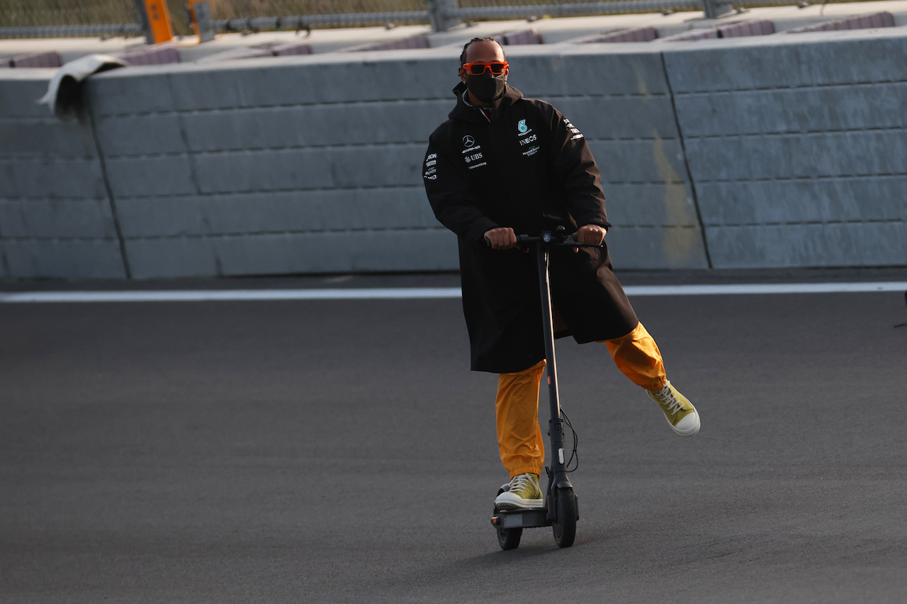 GP OLANDA, Lewis Hamilton (GBR) Mercedes AMG F1 W12 checks out the circuit on a scooter.
02.09.2021. Formula 1 World Championship, Rd 13, Dutch Grand Prix, Zandvoort, Netherlands, Preparation Day.
- www.xpbimages.com, EMail: requests@xpbimages.com ¬© Copyright: Batchelor / XPB Images