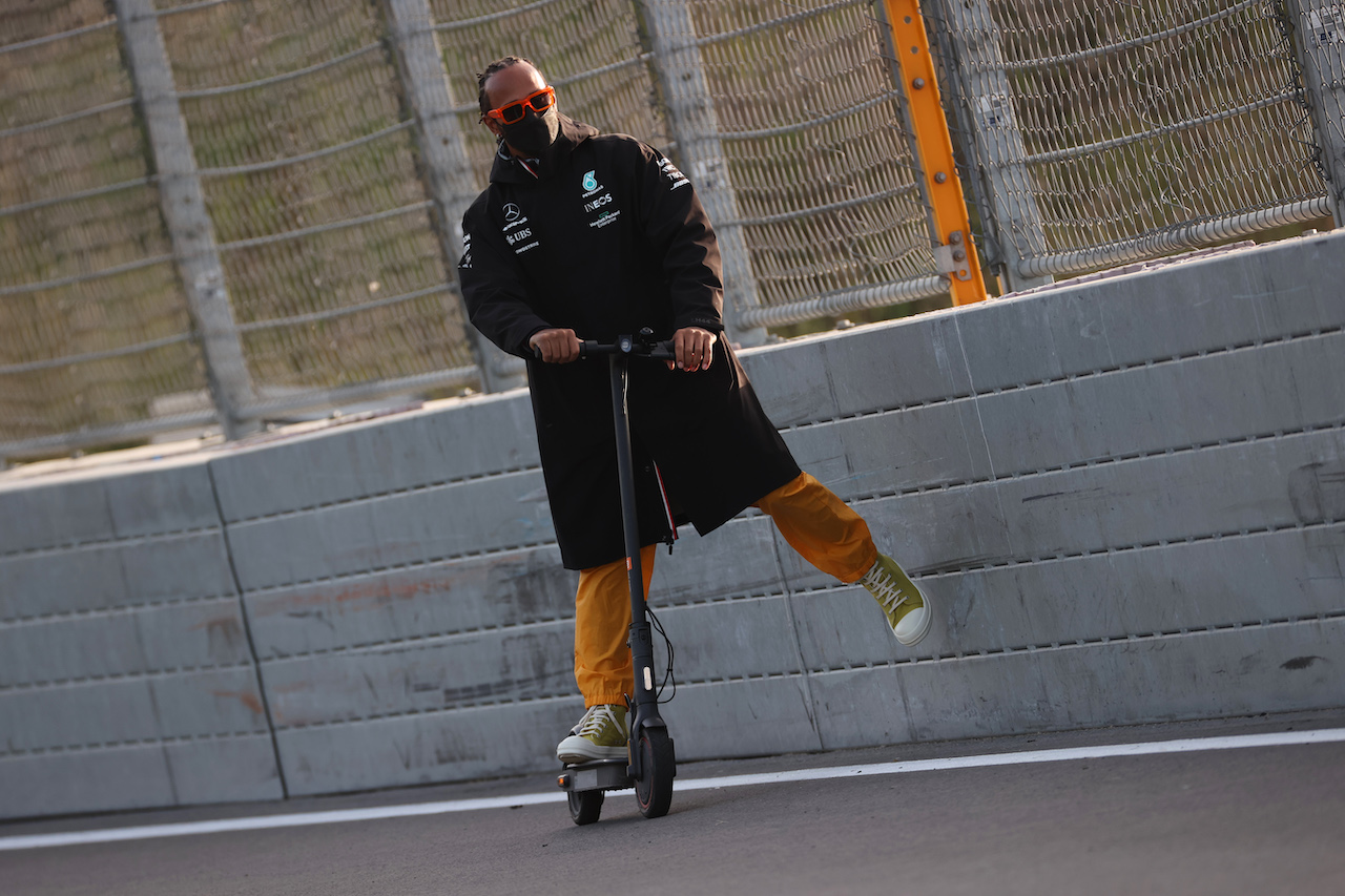 GP OLANDA, Lewis Hamilton (GBR) Mercedes AMG F1 W12 checks out the circuit on a scooter.
02.09.2021. Formula 1 World Championship, Rd 13, Dutch Grand Prix, Zandvoort, Netherlands, Preparation Day.
- www.xpbimages.com, EMail: requests@xpbimages.com © Copyright: Batchelor / XPB Images