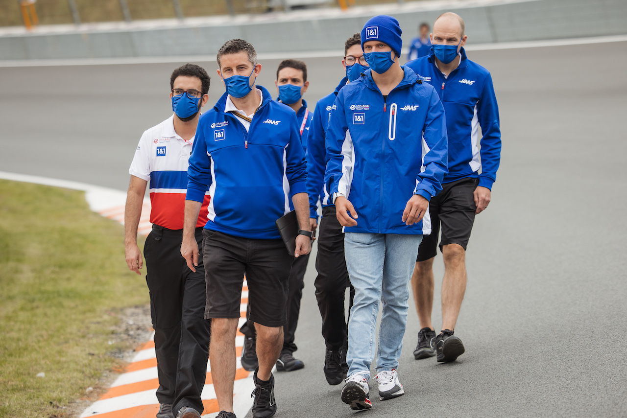 GP OLANDA, Mick Schumacher (GER) Haas F1 Team walks the circuit with the team.
02.09.2021. Formula 1 World Championship, Rd 13, Dutch Grand Prix, Zandvoort, Netherlands, Preparation Day.
- www.xpbimages.com, EMail: requests@xpbimages.com © Copyright: Bearne / XPB Images