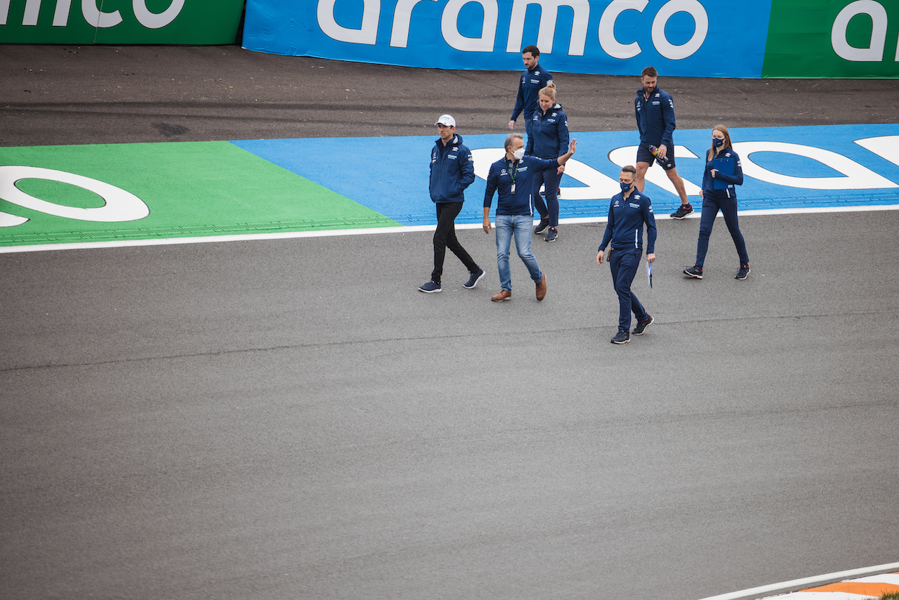 GP OLANDA, Nicholas Latifi (CDN) Williams Racing walks the circuit with the team.
02.09.2021. Formula 1 World Championship, Rd 13, Dutch Grand Prix, Zandvoort, Netherlands, Preparation Day.
- www.xpbimages.com, EMail: requests@xpbimages.com © Copyright: Bearne / XPB Images