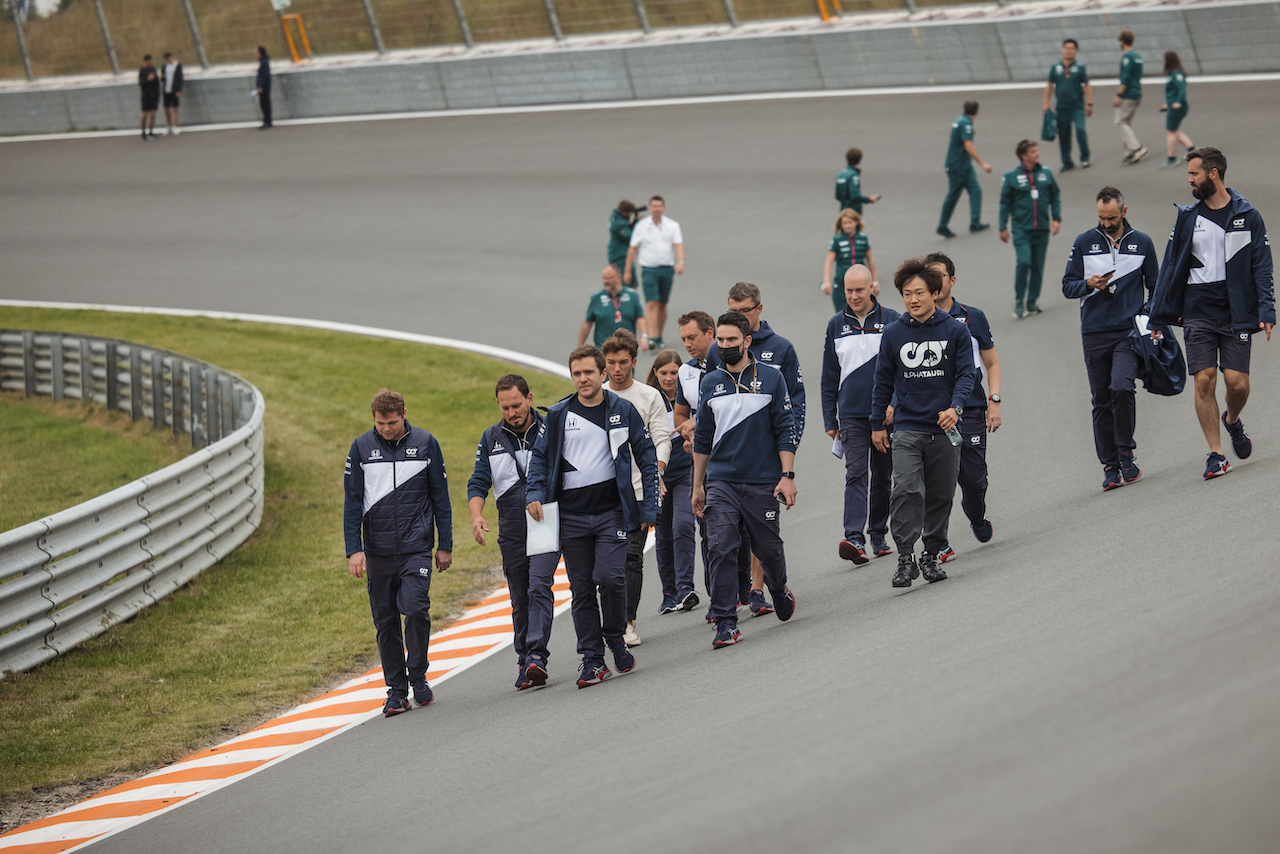 GP OLANDA, Pierre Gasly (FRA) AlphaTauri walks the circuit with the team.
02.09.2021. Formula 1 World Championship, Rd 13, Dutch Grand Prix, Zandvoort, Netherlands, Preparation Day.
- www.xpbimages.com, EMail: requests@xpbimages.com © Copyright: Bearne / XPB Images