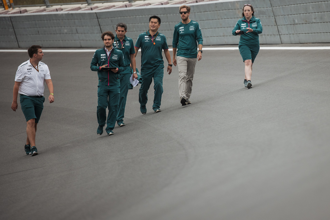 GP OLANDA, Sebastian Vettel (GER) Aston Martin F1 Team walks the circuit with the team.
02.09.2021. Formula 1 World Championship, Rd 13, Dutch Grand Prix, Zandvoort, Netherlands, Preparation Day.
- www.xpbimages.com, EMail: requests@xpbimages.com © Copyright: Bearne / XPB Images