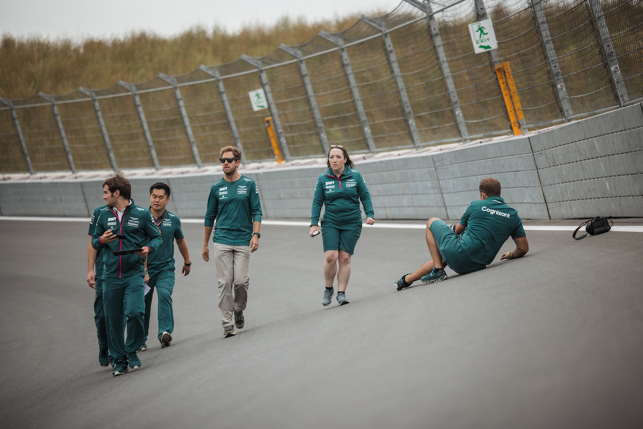 GP OLANDA, Sebastian Vettel (GER) Aston Martin F1 Team walks the circuit with the team.
02.09.2021. Formula 1 World Championship, Rd 13, Dutch Grand Prix, Zandvoort, Netherlands, Preparation Day.
- www.xpbimages.com, EMail: requests@xpbimages.com © Copyright: Bearne / XPB Images