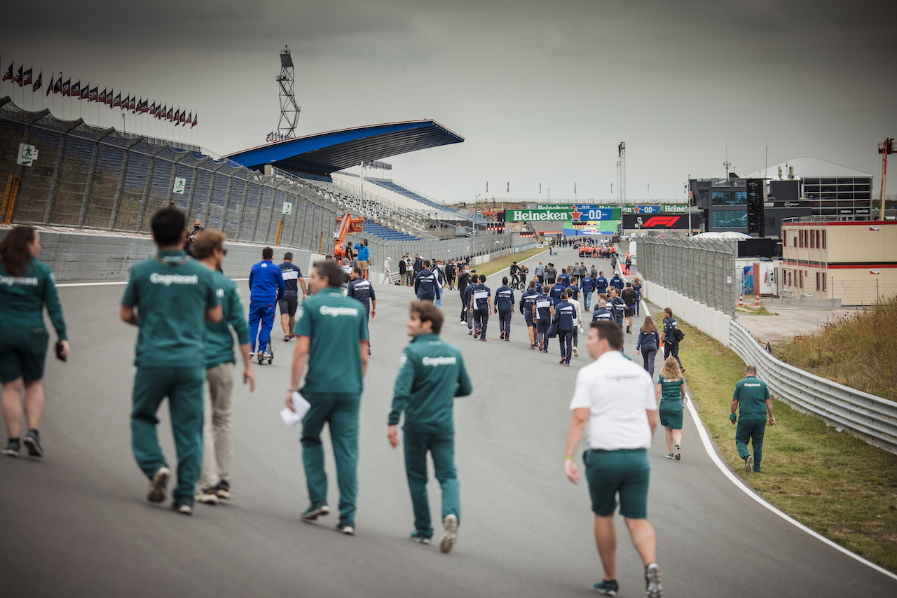 GP OLANDA, Circuit Atmosfera - teams e drivers walk the circuit.
02.09.2021. Formula 1 World Championship, Rd 13, Dutch Grand Prix, Zandvoort, Netherlands, Preparation Day.
- www.xpbimages.com, EMail: requests@xpbimages.com © Copyright: Bearne / XPB Images