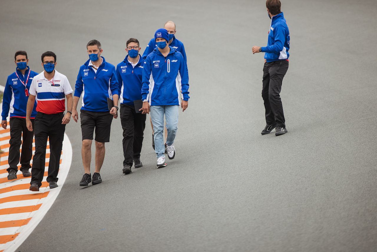 GP OLANDA, Mick Schumacher (GER) Haas F1 Team walks the circuit with the team.
02.09.2021. Formula 1 World Championship, Rd 13, Dutch Grand Prix, Zandvoort, Netherlands, Preparation Day.
- www.xpbimages.com, EMail: requests@xpbimages.com © Copyright: Bearne / XPB Images