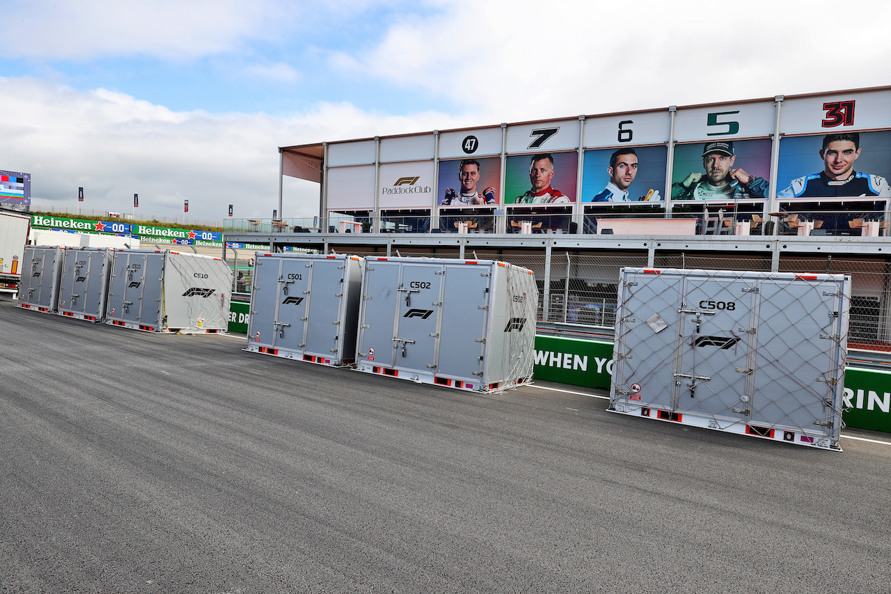 GP OLANDA, Circuit Atmosfera - freight being unpacked. 
01.09.2021. Formula 1 World Championship, Rd 13, Dutch Grand Prix, Zandvoort, Netherlands, Preparation Day.
- www.xpbimages.com, EMail: requests@xpbimages.com © Copyright: Moy / XPB Images