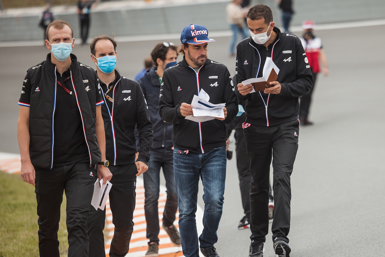 GP OLANDA, Fernando Alonso (ESP) Alpine F1 Team walks the circuit with the team.
02.09.2021. Formula 1 World Championship, Rd 13, Dutch Grand Prix, Zandvoort, Netherlands, Preparation Day.
- www.xpbimages.com, EMail: requests@xpbimages.com © Copyright: Bearne / XPB Images