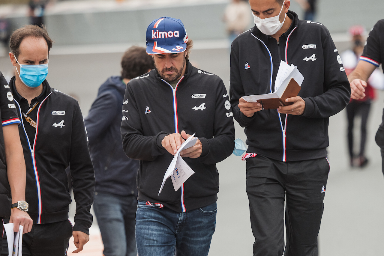 GP OLANDA, Fernando Alonso (ESP) Alpine F1 Team walks the circuit with the team.
02.09.2021. Formula 1 World Championship, Rd 13, Dutch Grand Prix, Zandvoort, Netherlands, Preparation Day.
- www.xpbimages.com, EMail: requests@xpbimages.com © Copyright: Bearne / XPB Images