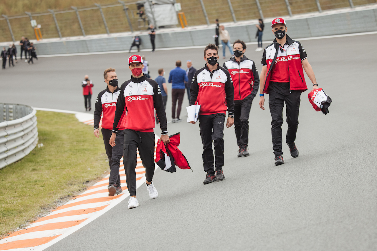 GP OLANDA, Antonio Giovinazzi (ITA) Alfa Romeo Racing walks the circuit with the team.
02.09.2021. Formula 1 World Championship, Rd 13, Dutch Grand Prix, Zandvoort, Netherlands, Preparation Day.
- www.xpbimages.com, EMail: requests@xpbimages.com © Copyright: Bearne / XPB Images