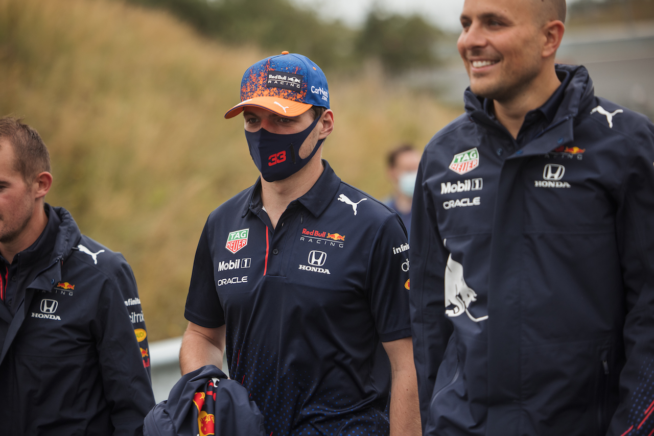 GP OLANDA, Max Verstappen (NLD) Red Bull Racing walks the circuit with the team.
02.09.2021. Formula 1 World Championship, Rd 13, Dutch Grand Prix, Zandvoort, Netherlands, Preparation Day.
- www.xpbimages.com, EMail: requests@xpbimages.com © Copyright: Bearne / XPB Images