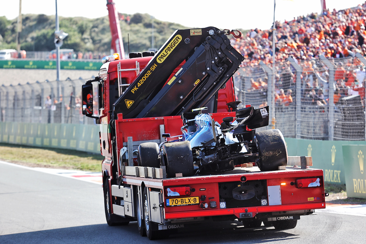 GP OLANDA, The Williams Racing FW43B of Nicholas Latifi (CDN) is recovered back to the pits on the back of a truck after he crashed in qualifying.
04.09.2021. Formula 1 World Championship, Rd 13, Dutch Grand Prix, Zandvoort, Netherlands, Qualifiche Day.
- www.xpbimages.com, EMail: requests@xpbimages.com © Copyright: Charniaux / XPB Images