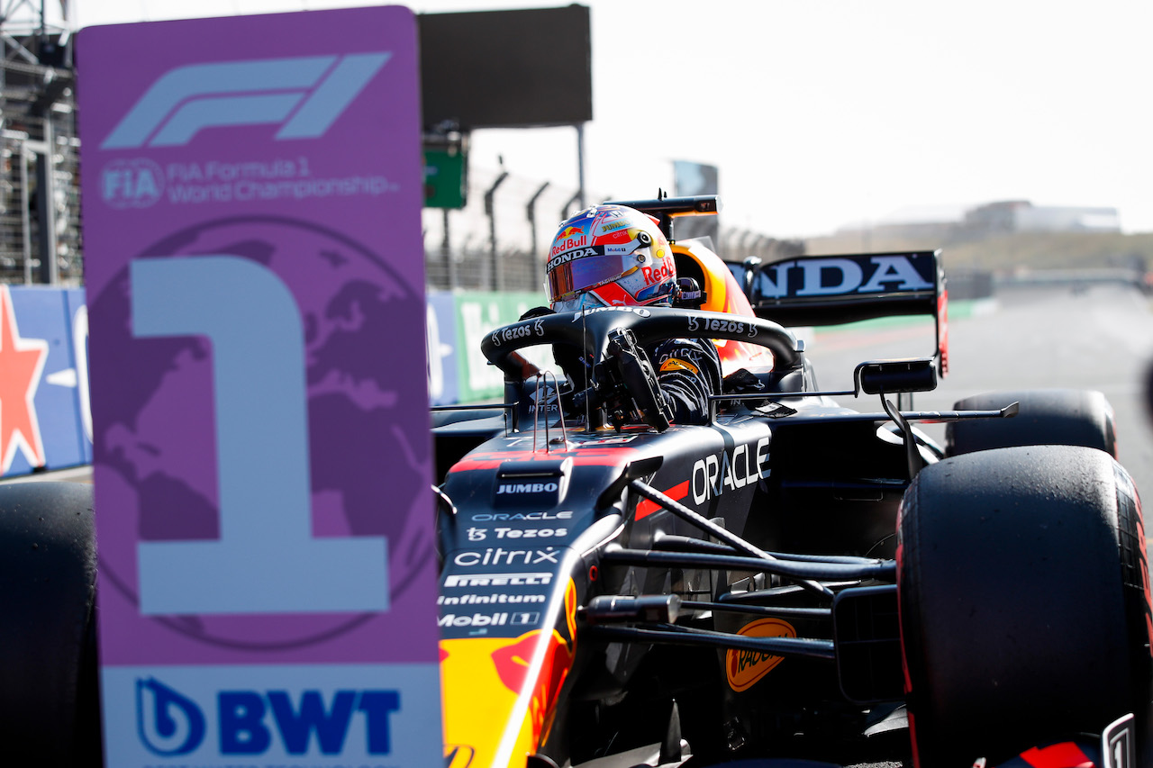 GP OLANDA, Pole sitter Max Verstappen (NLD) Red Bull Racing RB16B in qualifying parc ferme.
04.09.2021. Formula 1 World Championship, Rd 13, Dutch Grand Prix, Zandvoort, Netherlands, Qualifiche Day.
- www.xpbimages.com, EMail: requests@xpbimages.com © Copyright: FIA Pool Image for Editorial Use Only