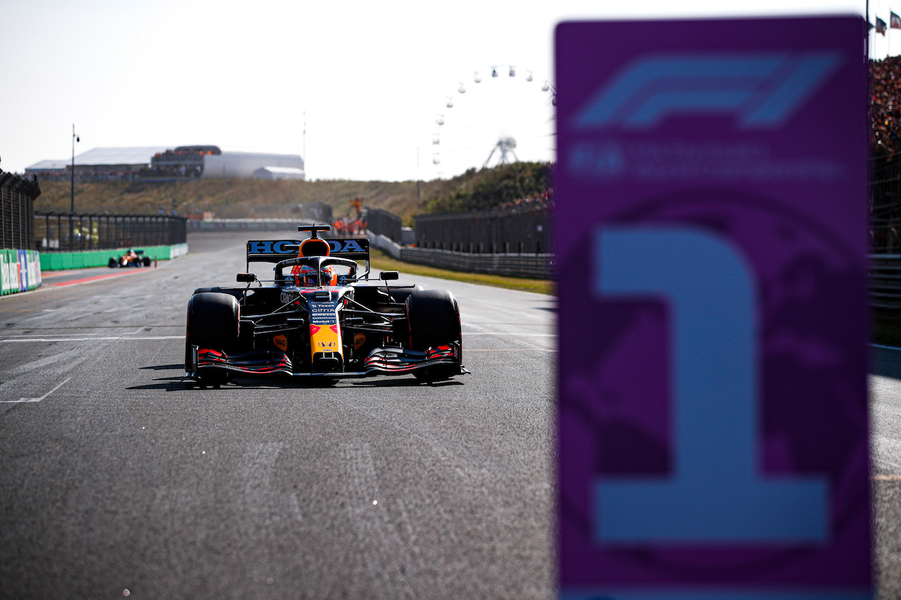 GP OLANDA, Pole sitter Max Verstappen (NLD) Red Bull Racing RB16B in qualifying parc ferme.
04.09.2021. Formula 1 World Championship, Rd 13, Dutch Grand Prix, Zandvoort, Netherlands, Qualifiche Day.
- www.xpbimages.com, EMail: requests@xpbimages.com © Copyright: FIA Pool Image for Editorial Use Only