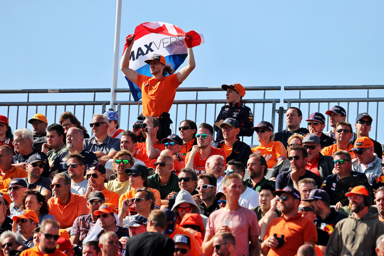 GP OLANDA, Circuit Atmosfera - fans in the grandstand.
04.09.2021. Formula 1 World Championship, Rd 13, Dutch Grand Prix, Zandvoort, Netherlands, Qualifiche Day.
- www.xpbimages.com, EMail: requests@xpbimages.com © Copyright: Moy / XPB Images